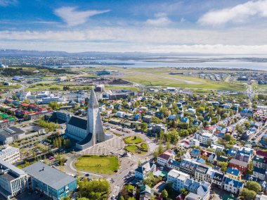 Reykjavik şehir scape frop tanımlıkHallgrimskirkja Kilisesi ile üst. Havadan fotoğraf. dini yapı