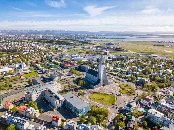 Paysage de la ville de Reykjavik frotter le sommet avec l'église Hallgrimskirkja. Photo aérienne — Photo