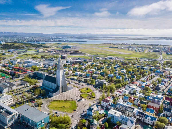 Paysage de la ville de Reykjavik frotter le sommet avec l'église Hallgrimskirkja. Photo aérienne. bâtiment religieux — Photo