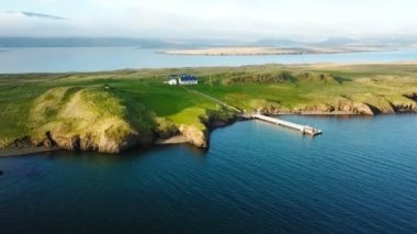 Reykjavik İzlanda iseland müesseseden. Üst hava video görüntüleri. Okyanus su. dağlar içinde belgili tanımlık geçmiş. ada İskelesi ile küçük ev
