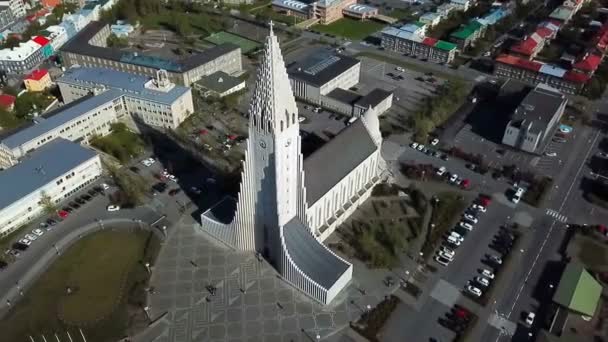 Hallgrímskirkja church översikt Island Reykjavik modern arkitektur. Aerial videofilmer. Down town från toppen. Antenn drönare video. Fantastiska city center Visa flyg. — Stockvideo