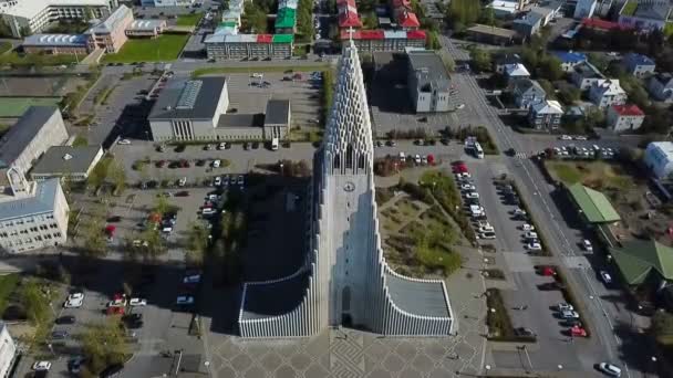 冰岛雷克雅未克 Hallgrimskirkja 教会概述现代建筑 从山顶下来的城市 空中无人机视频 令人惊叹的市中心鸟类 鸟瞰飞行 — 图库视频影像