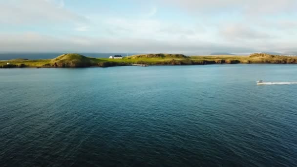 İzlanda Reykjavik okyanus doğa ve adanın iskele ile üzerinde küçük ev. Üstten görünüm. Hava video görüntüleri — Stok video