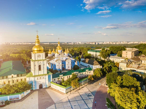 St. Michaels Golden kupolkonvexa kloster i Kiev Ukraina. Visa från ovan. Flygfoto — Stockfoto