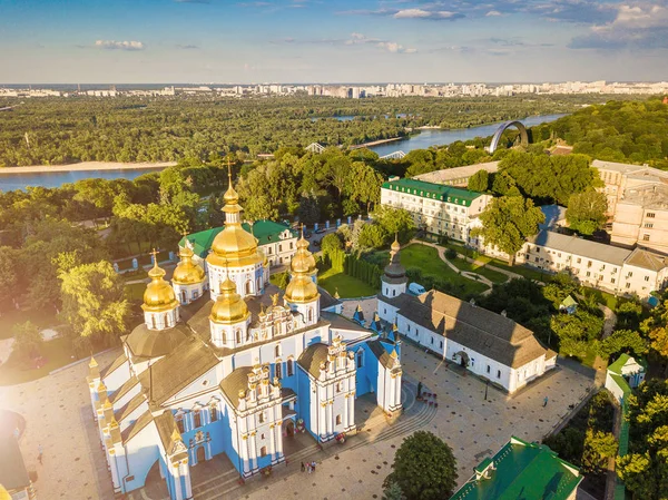 キエフ ウクライナ セント ・ マイケルズ黄金ドーム修道院。上からの眺め。航空写真。ドニプロに都市景観 — ストック写真