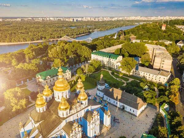 아름 다운 골든 키예프 우크라이나 세인트 마이클스 황금 돔 수도원. 위에서 볼 수 있습니다. 공중 사진입니다. 프리 시티 뷰 Dnipro 및 Pishokhidnyy Parkovyi 다리를 — 스톡 사진