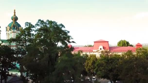 St Andrews Kerk, Kiev, Oekraïne. Bekijk van bovenaf. luchtfoto. Attracties in Kiev. video-opnames. camera stijgt vanaf de onderkant. panoramisch zicht op Podil — Stockvideo
