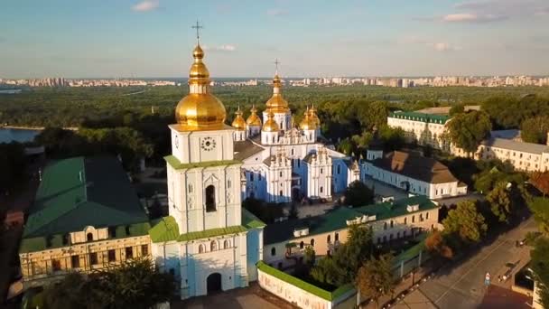 Belo Golden Kiev Ucrânia St. Michaels Golden-cúpula mosteiro. Vista de cima. filmagens aéreas. Paisagem vista da cidade para Dnipro — Vídeo de Stock