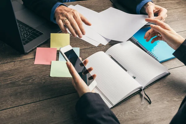 Overeenkomst in zakelijke onderhandelingen. Handdruk. strategie ontwikkeling besluitvorming werkt. Mannelijke en vrouwelijke handen in pak uitzicht van bovenaf op Bureau in kantoor — Stockfoto