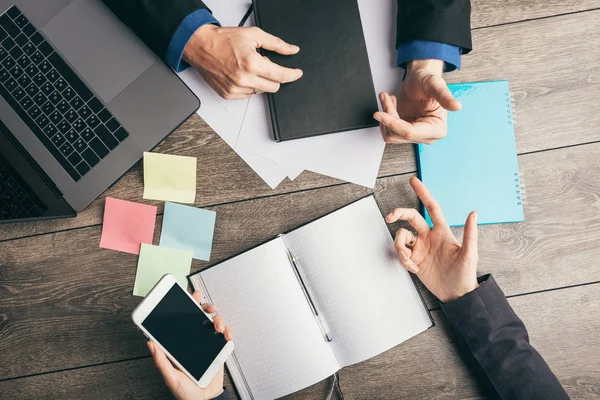 Debate activo sobre la estrategia de desarrollo empresarial de las empresas. Análisis y planificación. Escritorio de lugar de trabajo con vista superior. Reunión oficiosa —  Fotos de Stock