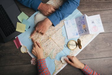 Turistler harita keşfetmek. Camino e Santiago yolu Tur planlama. Üstten görünüm harita elle