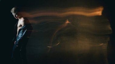 adam uzun hafif bir iz bırakır. uzun pozlama. ruh, düşünce, gerginlik, anksiyete ve romantizm, derin psikolojik duyguların