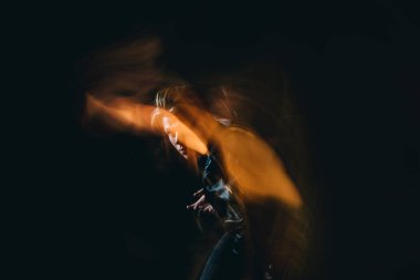 dans etmek içinde belgili tanımlık karanlık mücadele. uzun pozlama. ruh, düşünce, gerginlik, anksiyete ve romantizm, derin psikolojik duyguların