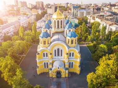 Ukrayna Kiev Kiev güzel kilise. St Volodymyrs Katedrali. Top vie dron hava fotoğrafı. Ünlüsü turistik yerler