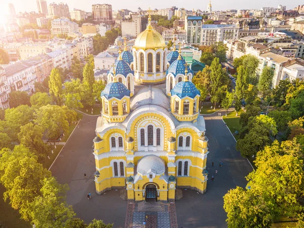 Ukraina Kiev Kiev vackra kyrka. St Volodymyrs katedral. Topp vie från drone Flygfoto. Famouse turistorterna — Stockfoto