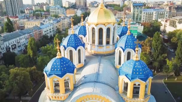 St Volodymyrs Cathedral Kyiv Kiev Ukrain landmarks. Top vie from drone aerial video. Famouse tourist places. — Stock Video