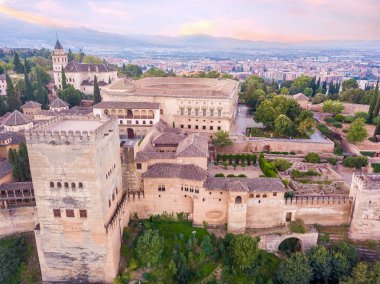 Alhambra. Sarayı ve Granada, Endülüs, İspanya bulunan kale karmaşık. Güneş doğuyor. Uçağı hava fotoğrafı