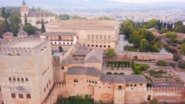 İspanya kale Alhambra. Sarayı ve Granada, Andalusia bulunan kale karmaşık. uçağı hava video görüntüleri