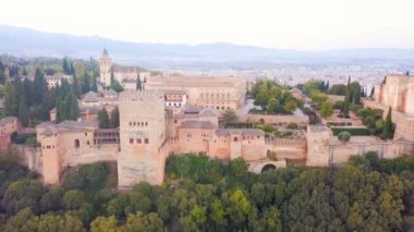 İspanya kale Alhambra. Sarayı ve Granada, Andalusia bulunan kale karmaşık. uçağı hava Video görüntüleri. Pembe gündoğumu ışık. kadar bir sürü kuşlar uçar