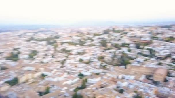 阿尔罕布拉。宫殿和堡垒在格拉纳达, 安大路西亚, 西班牙。日出。来自无人机的空中视频镜头。照相机 rirtates 从堡垒到城市。粉红色的日出灯。顶部视图 — 图库视频影像