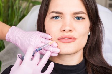 enjekte edilebilir dolgu dudaklarını içinde olan genç güzel kadın. Profesyonel kozmetik. Anti aging cilt bakımı
