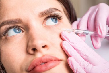 Enjeksiyon kozmetik. Göz çevresi cilt bakımı. gergin korkmuş gözler hasta kız merak. Profesyonel kozmetik. Güzellik Cilt Bakımı. Güzel bayanı