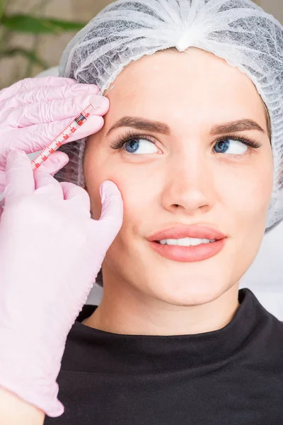 Chica Tiene Una Inyección Frente Paciente Clínica Cosmetología Tratamiento Antiarrugas — Foto de Stock