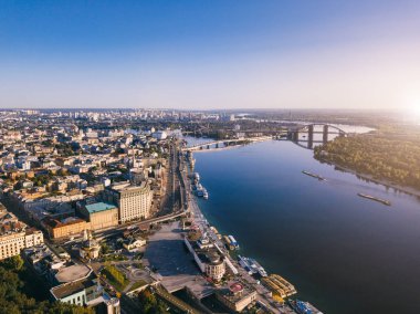 Kiev Kiev Ukrayna. Nehir Dnipro Dnepr. Hava dron fotoğraf yukarıda. Güzel gündoğumu