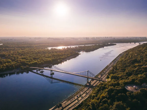 Київ Київ Україна. Красиві столиці. Parkivyi мосту до острова Truhaviv через річку Дніпро Дніпро drone аерофотознімки зверху. — стокове фото