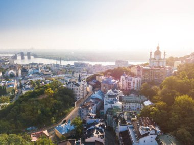 Güzel Kiev Ukrayna. Andrews asıllı eski sokak. Panaramic hava dron gündoğumu görünümü.