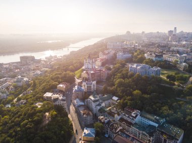 Andrews asıllı eski sokak. Panaramic hava dron gündoğumu görünümü. Tarihi merkezi. Güzel Kiev Ukrayna. Sunrise yumuşak arka ışık
