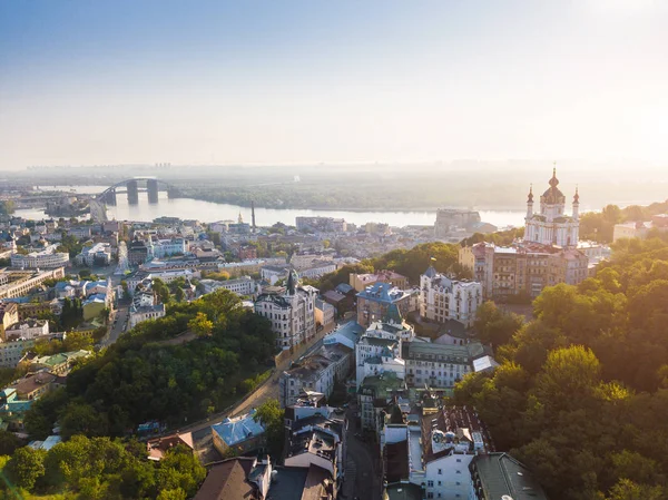 Kiev Ukrayna aeriel Andriyivskyy iniş, Podil, St.Andrews Kilisesi, nehir Dnepr görünümüne.