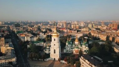 Saint Sophias Katedrali, kare. Kiev Kiyv Ukrayna Gezilecek Yerler ile. Hava dron video görüntüleri. Sunrise ışık. Şehir panarama. Yaz saati