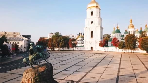 Saint Sophias Cathedral, torget med Bohdan Khmelnytsky Monument. Kiev Kiyv Ukraina med platser av intresse. Antenn drönare videofilmer. Sunrise ljus — Stockvideo