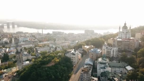 Kiev Oekraïne aeriel drone weergave Andriyivskyy afdaling, Podil, Oosterhout kerk, rivier Dnepr. — Stockvideo