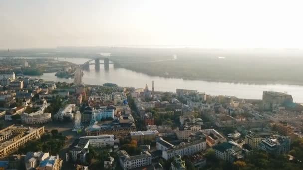 Luchtfoto Video footage Kiev, Kiev, Oekraïne. Centrum van de historische stad van de Podil. Centrum. Rivier en bridge. — Stockvideo