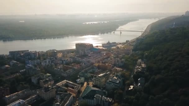 Kiev Kiyv Oekraïne aeriel videobeelden. Camera overgaat van rivier Dnepr op Andriyivskyy afdaling en Oosterhout kerk. — Stockvideo