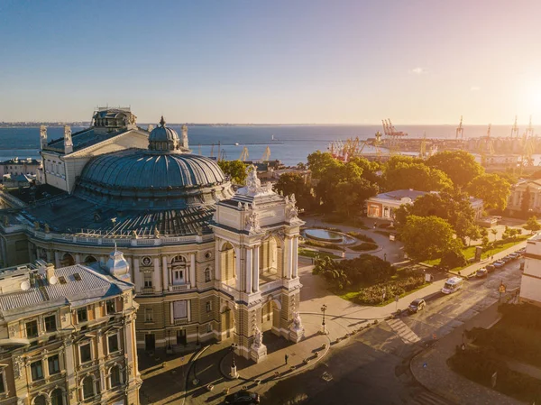 Urarinianas ciudades más interesantes. Odessa Teatro de Ópera y Ballet Ucrania. fotografía aérea. ciudad turismo cultural. fachada central —  Fotos de Stock