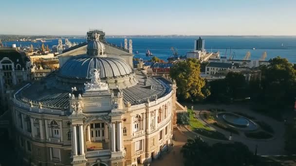 Odessa Ucrania visita turística Opera y Teatro de Ballet. metraje de vídeo aéreo. Vista superior — Vídeo de stock