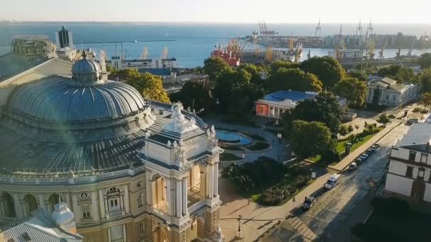 Urarinianas ciudades más interesantes. Odessa Teatro de Ópera y Ballet Ucrania. metraje de vídeo aéreo. ciudad turismo cultural. fachada central. Amanecer — Vídeo de stock