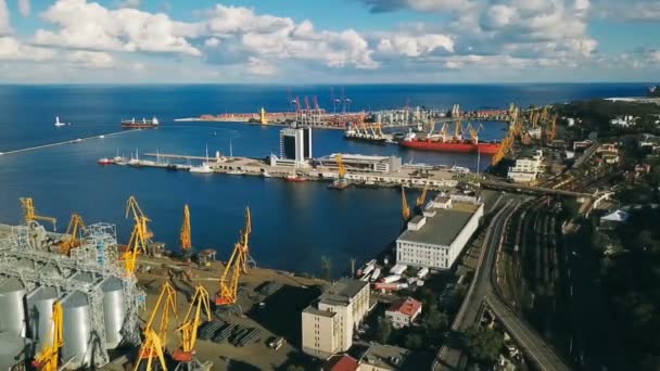 Μπαλκ θάλασσα λιμάνι και την πόλη κέντρο στην Οδησσό Ουκρανίας. Ανατολική Ευρώπη. Εναέριο κηφήνα τηλεοπτικό μήκος σε πόδηα. επίνειο γερανός βιομηχανικής υποδομής. Σύνδεση της Μαύρης Θάλασσας. Το Top view — Αρχείο Βίντεο