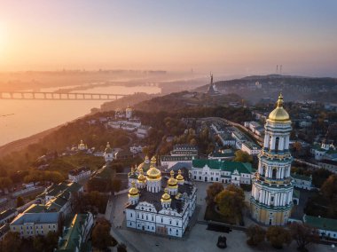 Kiev Pechersk Lavra Ukrayna. Hava dron fotoğraf. Binici Dnipro görünümüne ve Anavatan anıt.