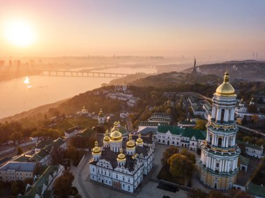 Çoğu inetersting Kiyv Ukrayna yerleştirir. Kiev Pechersk Lavra. Hava dron fotoğraf. Binici Dnipro görünümüne ve Anavatan anıt. Sis ve gündoğumu ışık