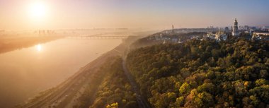 Kiev Ukrayna şaşırtıcı Panoraması. Nehir Dnipro, Kiev Pechersk Lavra chirch hill, gündoğumu ve büyülü sis.