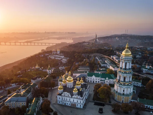 Kiev Pechersk Lavra Ukraina. Antenn drönare foto. Visa till rider Dnipro och The moderlandet Monument. — Stockfoto