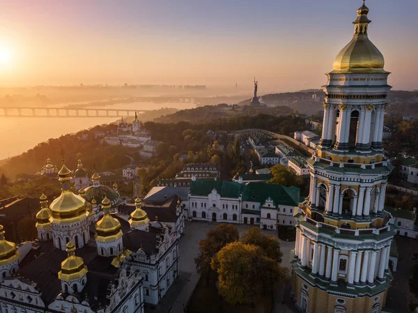 Hermosa vista a Kiev Pechersk Lavra, jinete Dnipro y el Monumento a la Madre Patria. Foto aérea de drones. Niebla y luz del amanecer. Capital europeo —  Fotos de Stock