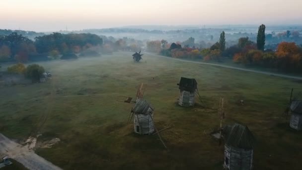 Authentique atmosphère des moulins ruraux. clairière avec des moulins dans le village rural ukrainien. Belle nature calme d'humeur. Images vidéo aériennes — Video