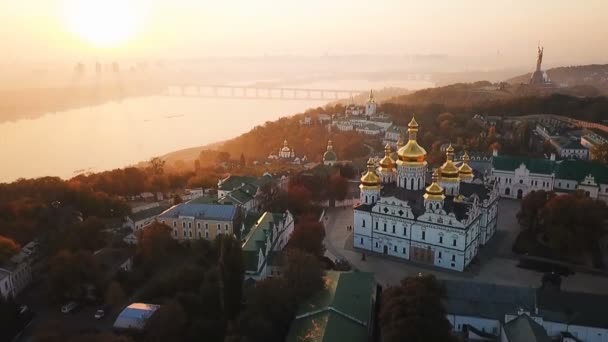 基辅 pechersk lavra 乌克兰。空中无人机视频画面。查看骑手第聂伯罗和祖国纪念碑。雾和日出光 — 图库视频影像