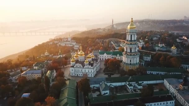 Kiyv ukrán fővárosban. Kiev Pechersk Lavra. Légi drone videofelvétel. Lovas Dnipro nézet és a híd. A köd és a napkelte fény. Csodálatos kilátás. — Stock videók