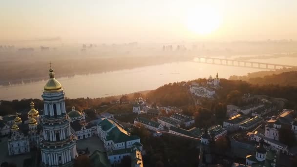 キエフ ・ ペチェールシク大修道院、ライダー ドニプロに美しい景色。空中ドローンのビデオ映像。霧と日の出の光。ヨーロッパの首都。ほとんどの訪問の palces。美しい黄金の日の出. — ストック動画